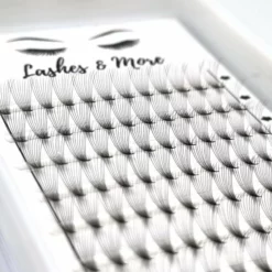 Kopen ⌛ Lashes & More - Nepwimpers - 10D 13mm 0.05 D Krul - Pre-Made Volume Fans Russian Volume Pre-Made Fans- Wimperextensions Wimper Extensions - Verkrijgbaar In Lengte 9mm Tot 15mm 👏 -Beauty Winkel 550x550 946